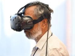 A faculty in a VR headset