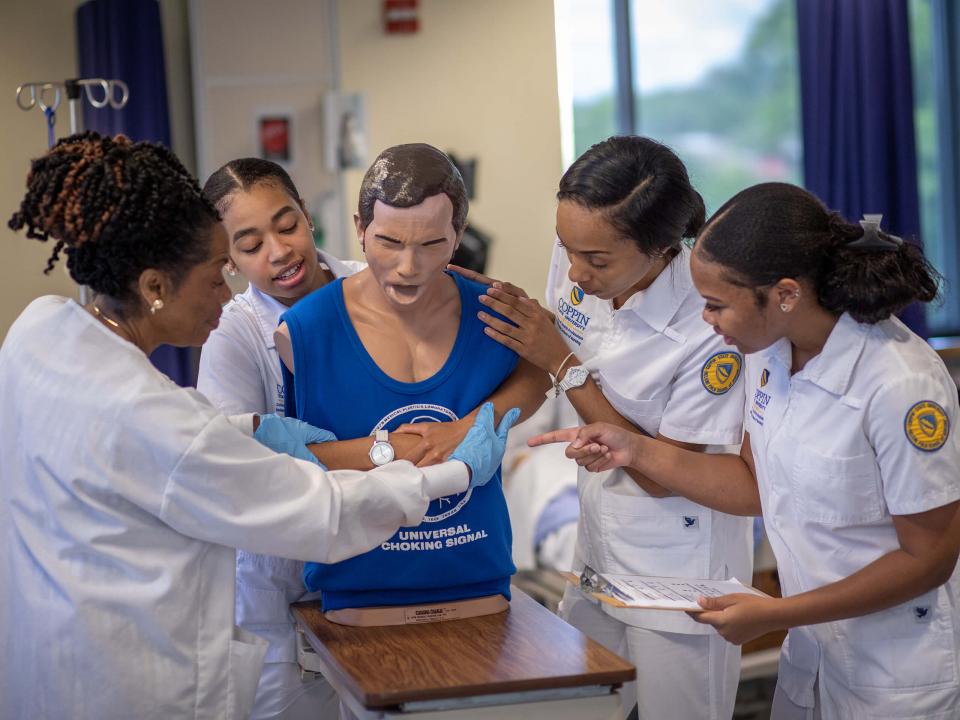 medical students with medical dummy